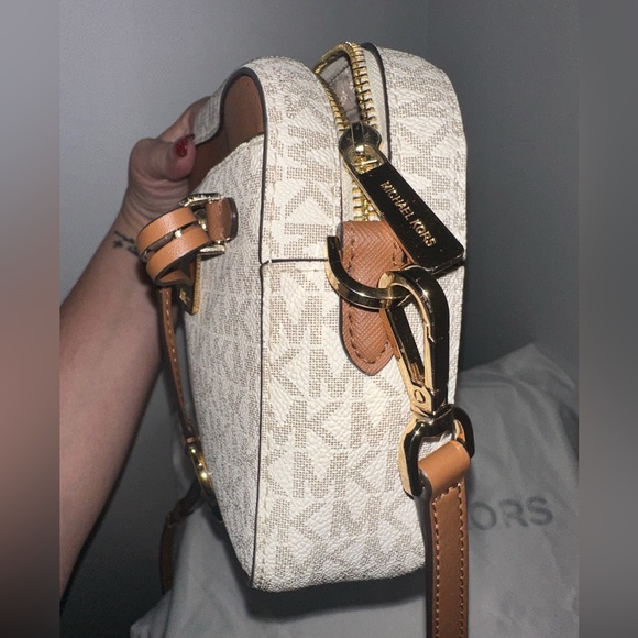 Michael Kors crossbody bag! - Picture 7 of 8